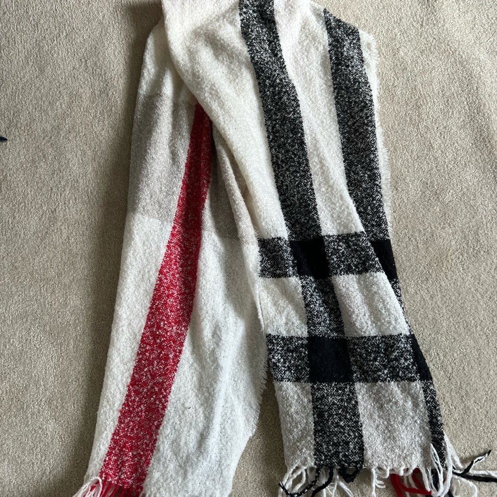 AEO plaid blanket scarf- never worn - Picture 2 of 3